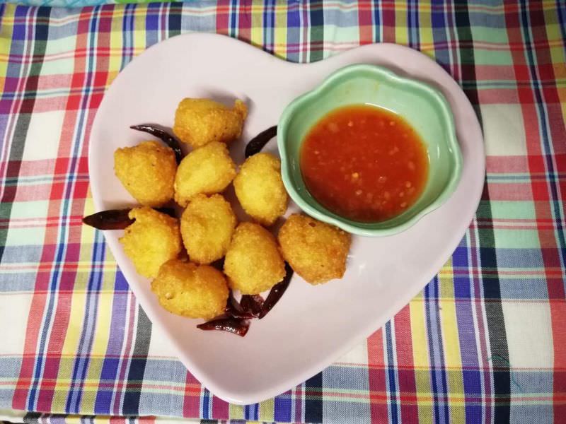 Fried Thai Pastry Balls with Tamarind-Garlic Sauce, 'Bayia'