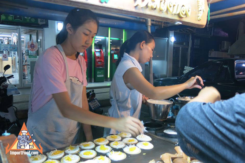 Thai Street Vendor Khanom Buang