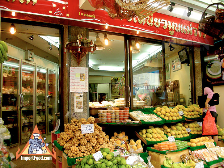 Bangkok Vendor Mae Varee Offers Sweets, Fresh Fruit and Sticky Rice