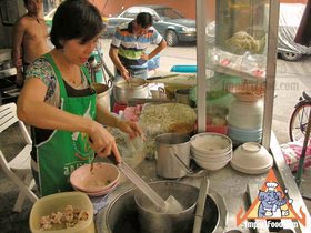 Sidewalk Guide to Bangkok's Finest Street Vendors - Saochingcha Area - Delicious Noodle Shop