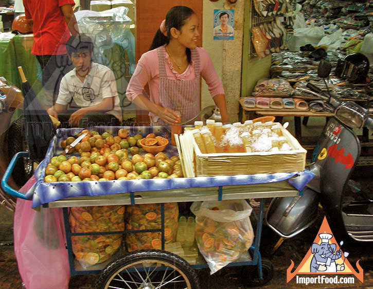 Thai Street Vendor Prepares Fresh Tangerine Juice, Nam Som