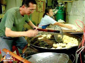 Sidewalk Guide to Bangkok's Finest Street Vendors - Saochingcha Area - Thai Donuts