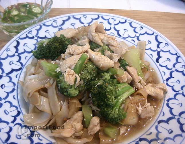 Thai-Style Wide Noodles In Thick Sauce, 'Kuaytiao Lad Na'