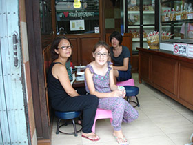 Sidewalk Guide to Bangkok's Finest Street Vendors - Saochingcha Area - Mango with Sticky Rice