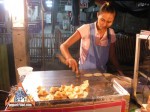 street-vendor-prepares-khanom-buang-03.jpg